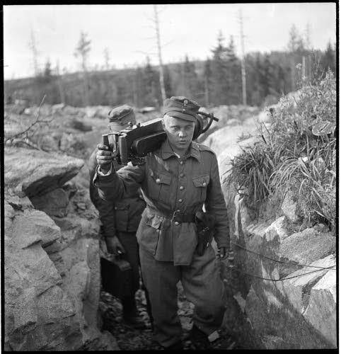 1944년 9월 라플란드 전쟁에서 기관총을 운반하는 핀란드 병사  [핀란드 국방부 전시사진아카이브·SA-kuva·재판매 및 DB 금지]