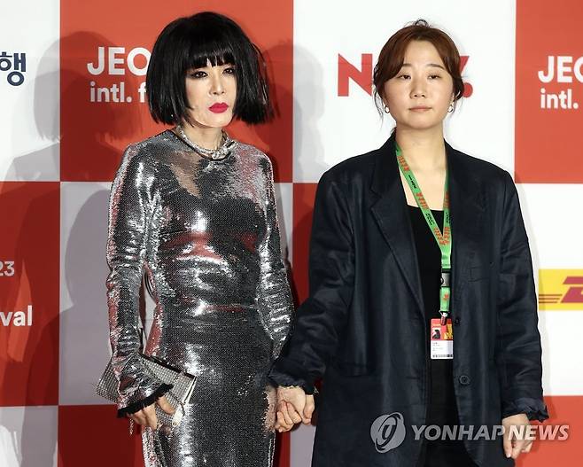 전주국제영화제 개막식에서 윤시내(왼쪽)와 김진화 감독 [연합뉴스 자료사진]