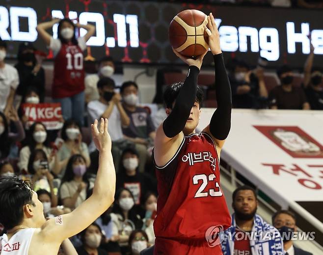 전성현 '3점' (안양=연합뉴스) 홍기원 기자 = 지난 6일 경기도 안양실내체육관에서 열린 프로농구 챔피언결정전 3차전 안양 KGC 인삼공사와 서울 SK 나이츠의 경기. KGC 전성현이 3점 슛을 하고 있다. 2022.5.6 xanadu@yna.co.kr
