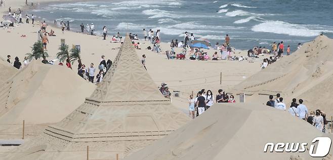 부산시 해운대구 해운대해수욕장이 모래축제를 즐기는 시민들과 무더위를 식히는 시민들로 북적이고 있다. 2022.5.27/뉴스1 © News1 김영훈 기자