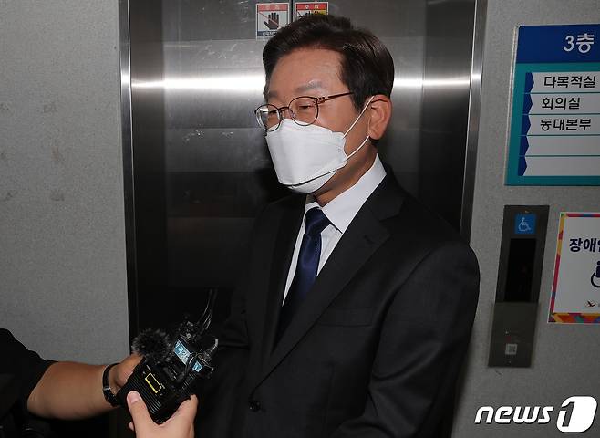 인천 계양 을 국회의원 보궐선거에 출마한 이재명 더불어민주당 총괄선거대책위원장이 27일 오전 인천 계산4동행정복지센터에서 사전투표를 마치고 취재진의 질문에 답하고있다. 2022.5.27/뉴스1 © News1 국회사진취재단