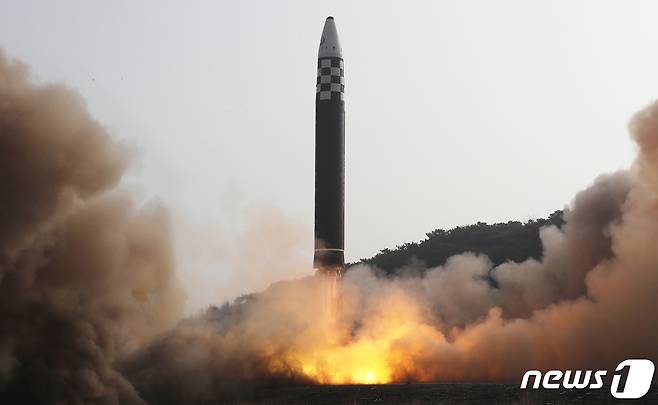 (평양 노동신문=뉴스1) = 북한 대륙간탄도미사일(ICBM) '화성-17형'. [국내에서만 사용가능. . DB 금지. For Use Only in the Republic of Korea. Redistribution Prohibited] rodongphoto@news1.kr