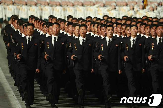 (평양 노동신문=뉴스1) = 지난달 25일 북한이 '조선인민혁명군' 창건일 90주년 계기로 개최한 열병식에서 행진하는 국가보위성 요원들. [국내에서만 사용가능. 재배포 금지. DB 금지. For Use Only in the Republic of Korea. Redistribution Prohibited] rodongphoto@news1.kr