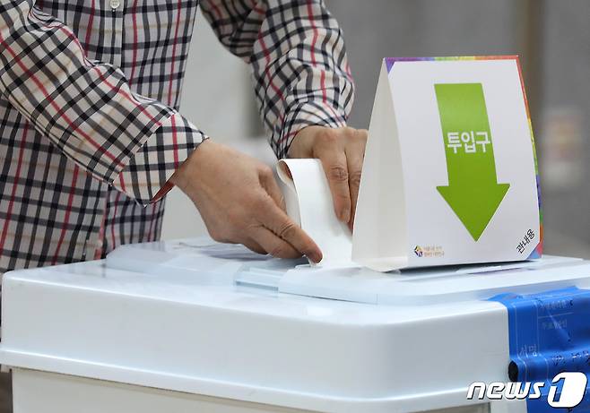 사전투표소에서 유권자들이 투표하고 있다. 2022.5.28/뉴스1 © News1 구윤성 기자