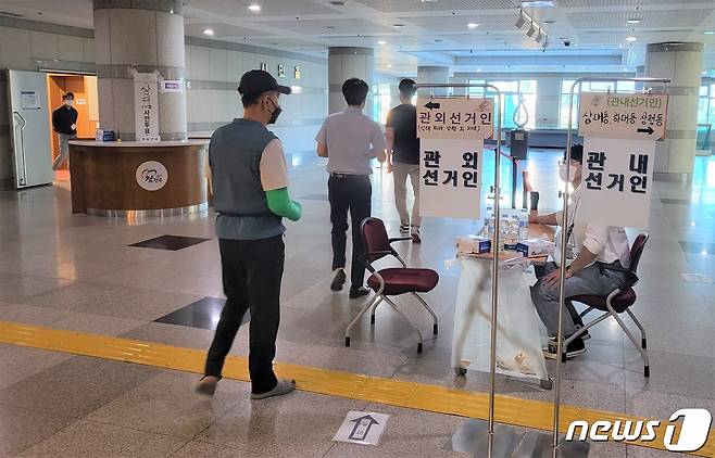 경남 진주시 상대동 사전투표소에서 시민들이 투표를 하고 있다. 2022.5.27/뉴스1 © News1 한송학 기자