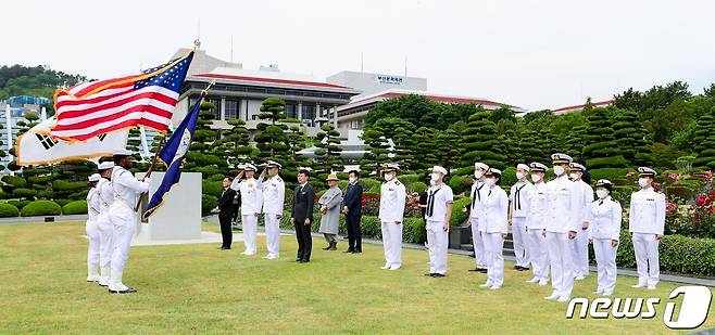 해군작전사령부와 주한미해군사령부 장병들이 부산 남구 유엔기념공원에서 6ㆍ25전쟁 당시 전사한 미군 참전용사들을 추모하는 모습.(해군 제공)© 뉴스1