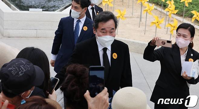 이낙연 전 국무총리가 23일 오후 경남 김해 봉하마을에서 열린 고 노무현 전 대통령 13주기 추도식에서 노 전 대통령의 묘역 참배를 마친 뒤 추도식장을 나서고 있다. (공동취재) 2022.5.23/뉴스1 © News1 유승관 기자