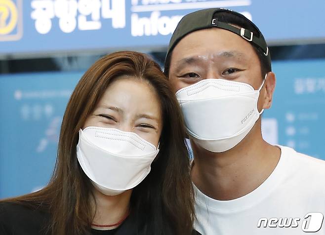 손담비, 이규혁 부부가 하와이에서 신혼여행을 마치고 28일 오후 인천국제공항을 통해 귀국해 꿀 떨어지는 미소를 짓고 있다. © News1 권현진 기자