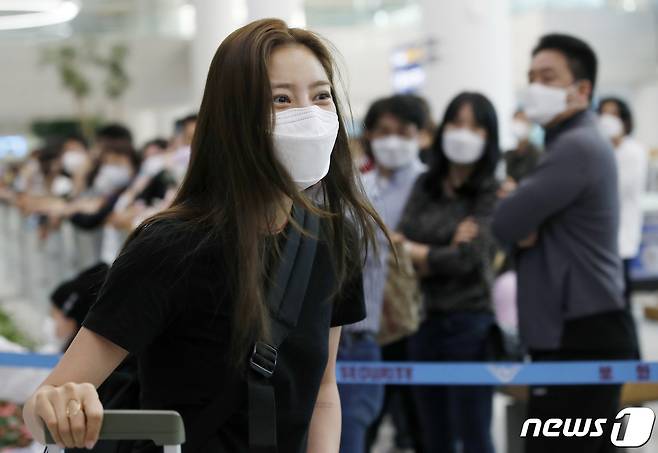 가수 겸 배우 손담비가 하와이에서 신혼여행을 마치고 28일 오후 인천국제공항을 통해 귀국하고 있다. © News1 권현진 기자