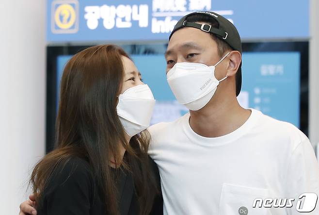 가수 겸 배우 손담비와 스피드 스케이팅 전 국가대표 이규혁 부부가 하와이에서 신혼여행을 마치고 28일 오후 인천국제공항을 통해 귀국해 애정을 과시하고 있다. © News1 권현진 기자