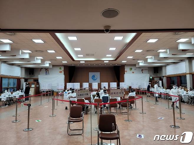 28일 서울 동작구청에 마련된 사전투표소에서 확진·격리 유권자가 투표하고 있다. © 뉴스1