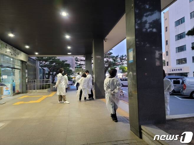 28일 오후 서울 동착구청에 마련된 사전투표소에서 확진·격리자 유권자들을 안내하기 위해 건물 앞에서 대기하고 있는 투표사무원들. © 뉴스1