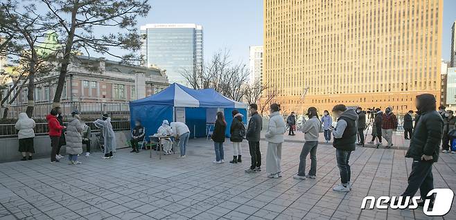 제20대 대통령선거 사전투표 이틀째인 5일 오후 서울역 설치된 남영동 사전투표소에서 코로나19 확진자 및 자가격리자들이 투표를 위해 줄 서서 대기하고 있다. 2022.3.5/뉴스1 © News1 김진환 기자