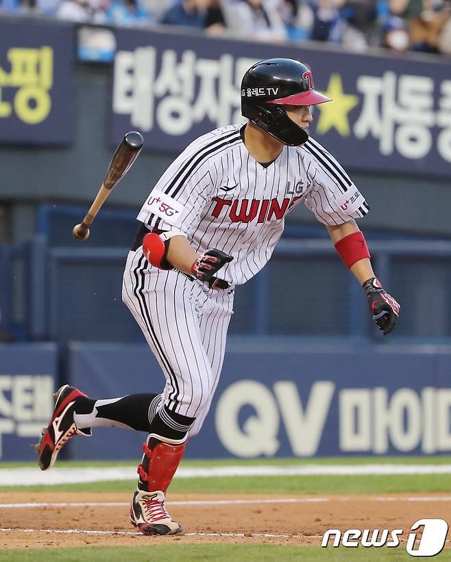 27일 오후 서울 송파구 잠실야구장에서 열린 프로야구 '2022 신한은행 SOL KBO리그' 삼성라이온즈와 LG트윈스의 경기, LG 박해민이 3회말 2사 안타를 친 후 1루로 향하고 있다. 2022.5.27/뉴스1 © News1 김진환 기자