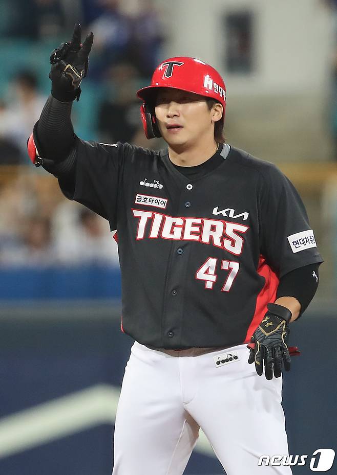 25일 오후 대구 삼성라이온즈파크에서 열린 프로야구 '2022 신한은행 SOL KBO리그' KIA 타이거즈와 삼성 라이온즈의 경기, 5회초 KIA 선두타자 나성범이 중견수 뒤편 2루타를 때린 뒤 2루에서 세리머니를 하고 있다. 2022.5.25/뉴스1 © News1 공정식 기자