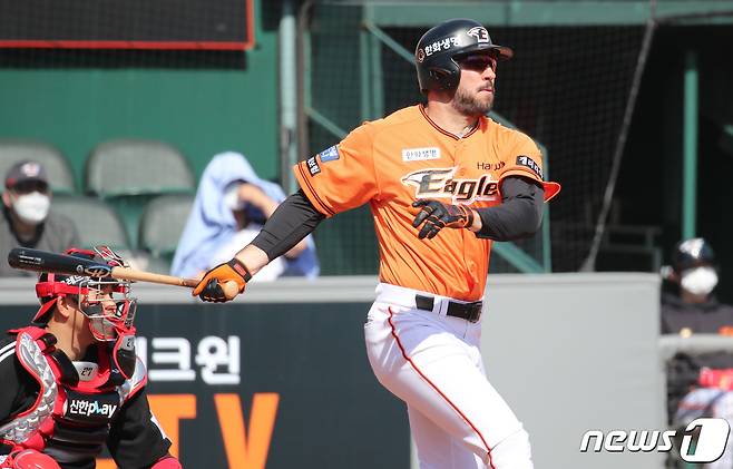 28일 대전 중구 한화생명 이글스파크에서 열린 프로야구 '2022 신한은행 SOL KBO리그' 시범경기 LG 트윈스와 한화 이글스 경기에서 4회말 1사 한화 터크먼이 타격을 하고 있다. 2022.3.28/뉴스1 © News1 김기태 기자