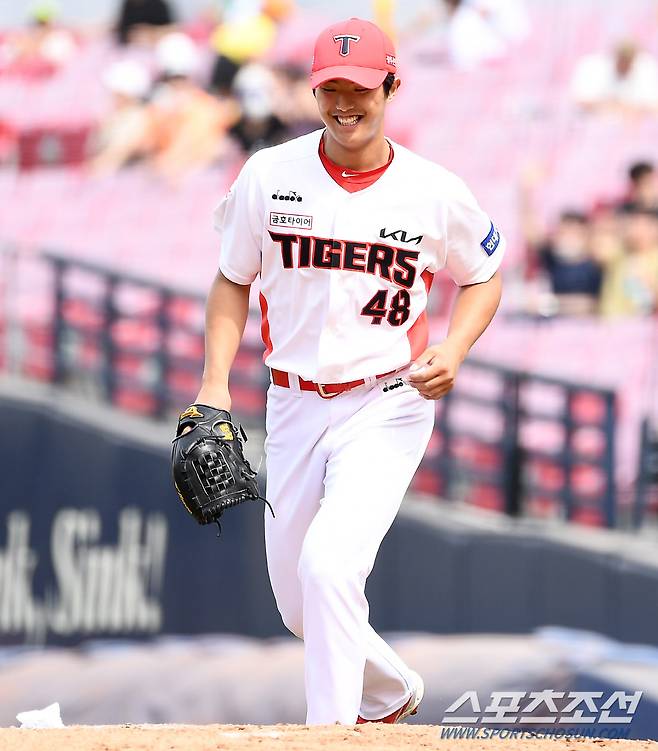 2022 KBO리그 KIA 타이거즈와 SSG 랜더스의 경기가 28일 광주기아챔피언스필드에서 열렸다. KIA 선발 이의리가 야수들의 호수비에 미소 짓고 있다. 광주=박재만 기자 pjm@sportschosun.com/2022.05.28/