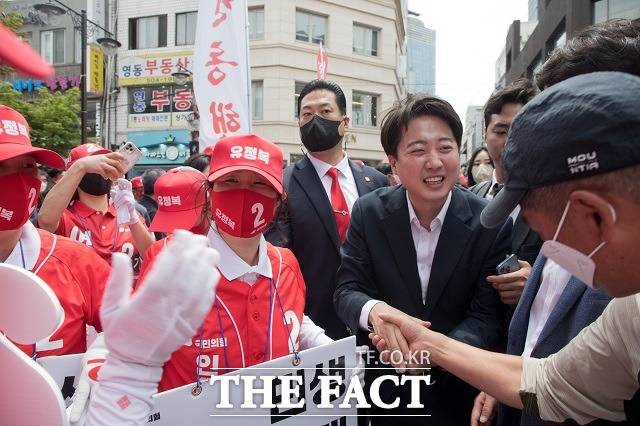 이준석 국민의힘 대표는 공식 선거운동 총성이 울린 이후 강행군을 이어가고 있다. 사진은 지난 19일 인천 부평 문화의 거리에서 이 대표가 지지자들과 인사하는 모습. /국회사진취재단