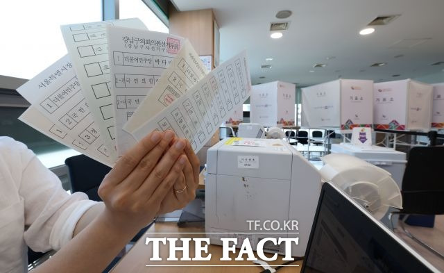 제8회 전국동시지방선거 사전투표 둘째 날인 28일 오후 6시 투표율이 20.5%로 집계됐다. /이동률 기자
