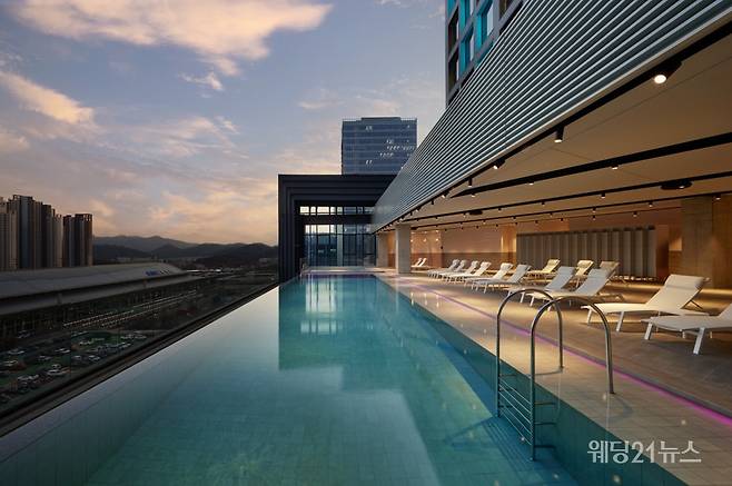 사진 : 테이크호텔(Take Hotel) 인피니티풀 전경, '인피티니풀&시크릿 파티룸 패키지' (사진제공 : 테이크호텔)