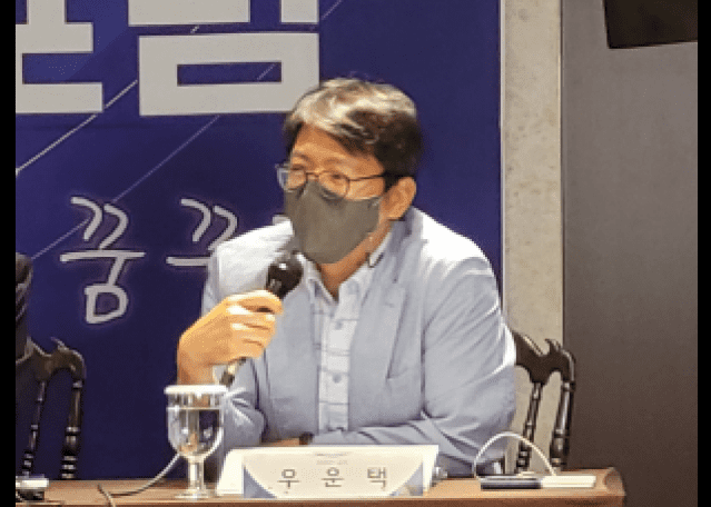 우운택 KAIST 교수가 패널토론에서 이야기를 하고 있다