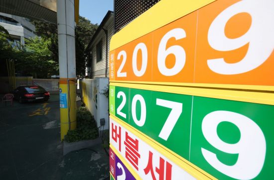 15일 서울시내 한 주유소에 적힌 휘발유와 경유 판매가격.(이미지 출처=연합뉴스)