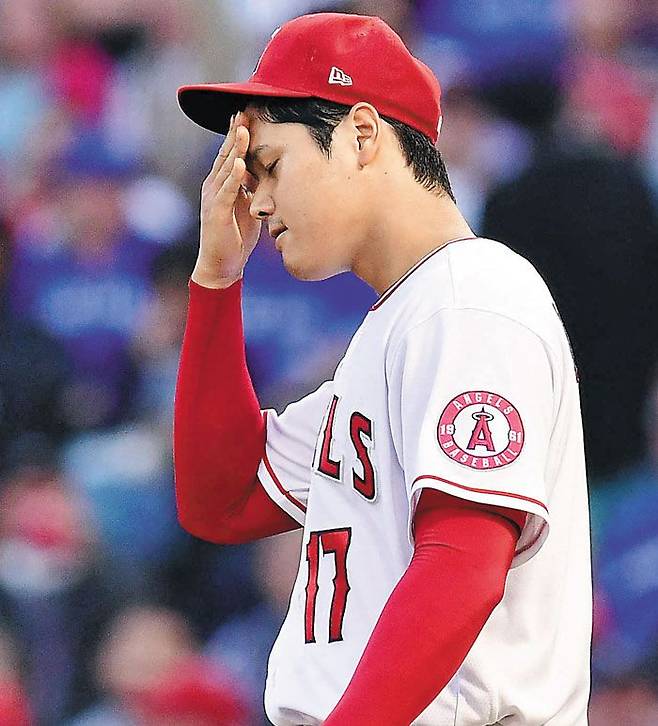 "안 풀리네" - 오타니 쇼헤이(LA 에인절스)가 27일 홈경기에서 0-2로 뒤진 3회 2사 1·2루에서 보비 에게 2타점 2루타를 맞은 후 아쉬워하는 모습. /USA투데이스포츠 연합뉴스