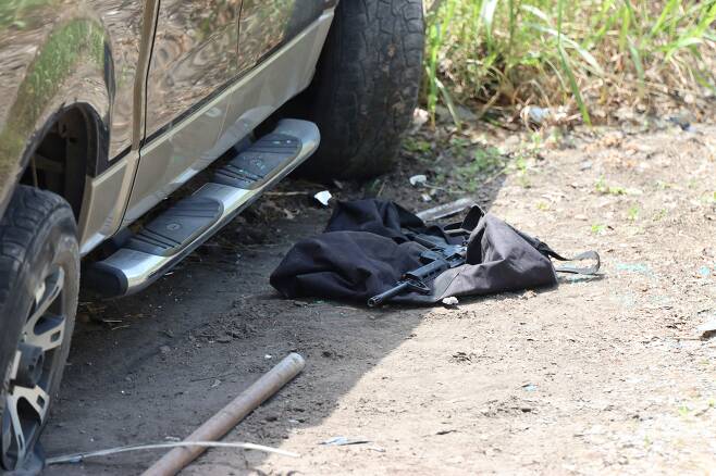 총격범 샐버도어 라모스가 범행 당시 타고 온 차량과 버려진 총기. /로이터 뉴스1