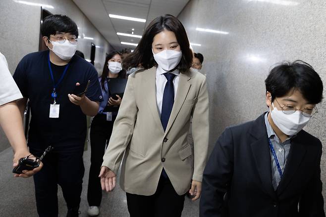 박지현 더불어민주당 공동비상대책위원장이 28일 오후 서울 여의도 국회에서 열린 비상대책위원회 간담회를 마친 후 나서고 있다. /뉴스1