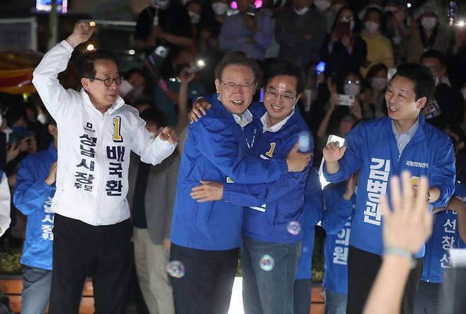 더불어민주당 김동연 경기도지사 후보가 지난 21일 오후 경기도 성남시 야탑역에서 이재명 총괄선거대책위원장, 김병관 성남 분당갑 국회의원 보궐선거 후보, 배국환 성남시장 후보와 합동 유세를 하고 있다. /김동연 후보 캠프 제공