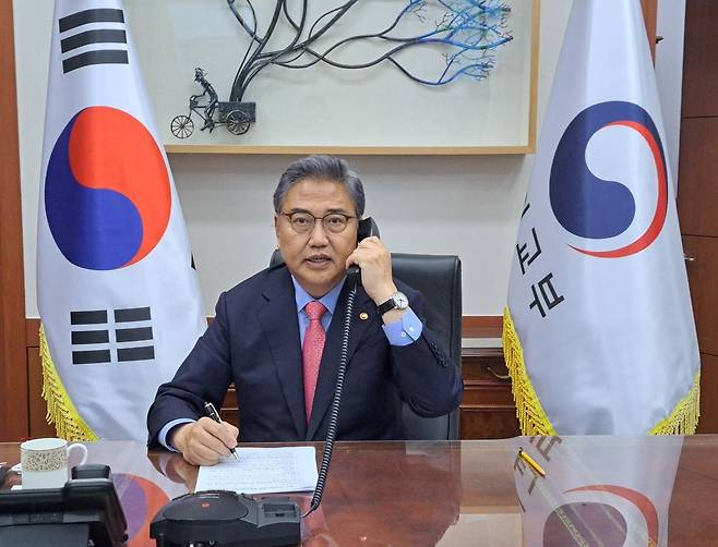 박진 외교부 장관이 지난 25일 외교부 청사에서 하야시 요시마사(林芳正) 일본 외무대신과 통화하고 있다. 이들은  북한 탄도미사일 발사를 규탄했다. /연합뉴스