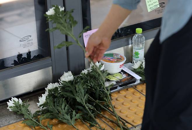 구의역 참사 6주기를 맞은 28일 서울 광진구 구의역에서 시민들이 지난 2016년 스크린 도어를 고치다 사망한 김 군을 추모하며 헌화하고 있다. 시간에 쫓기며 일하던 김군의 가방에서 컵라면 하나가 발견되면서 비정규직 노동자들의 열악한 노동 환경이 사회적으로 공론화 됐었다. /뉴스1