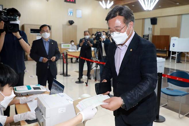 윤호중 더불어민주당 상임선거대책위원장이 27일 오전 충북도청 대회의실에 마련된 6.1 전국동시지방선거 사전 투표소에서 투표를 하고 있다. /뉴스1