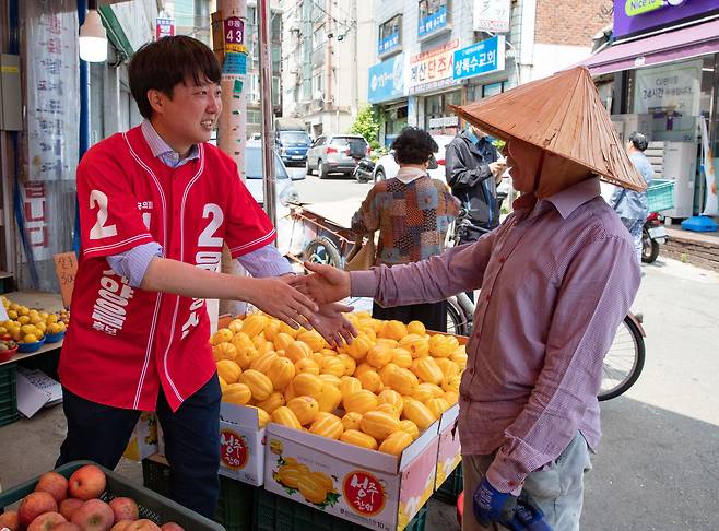 이준석 국민의힘 대표가 28일 오전 인천 계양구 계산시장을 찾아 시민들에게 지지를 호소하고 있다. /뉴스1