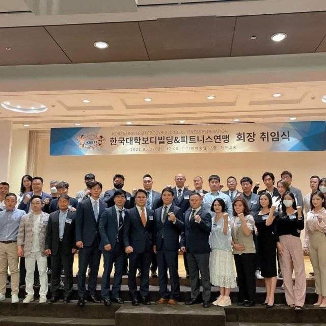 한국대학보디빌딩피트니스연맹이 5월27일 서울 더케이호텔에서 창립식을 열고 본격적인 활동에 돌입했다. 초대회장인 최동성 대양CIS 대표이사 등 이날 참석한 내외귀빈들이 포즈를 취했다. 한국대학보디빌딩피트니스연맹 제공.