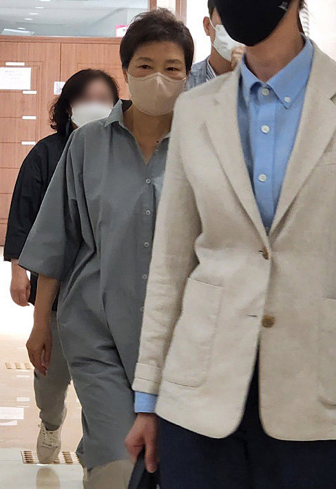 박근혜 전 대통령이 28일 오전 대구 달성군 유가읍 행정복지센터에 마련된 사전투표소에서 투표를 마친 뒤 돌아가고 있다. 이날 사전투표에는 유영하 변호사가 동행했다. 뉴스1/독자 제공