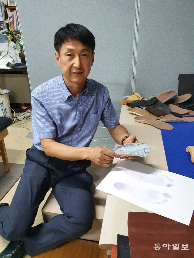 김동호 한국인체공학신발연구소 소장이 발의 중요성을 설명하고 있다. 그는 발이 편하고 안전해야 어떤 운동도 즐길 수 있다고 강조한다. 동아일보 DB.