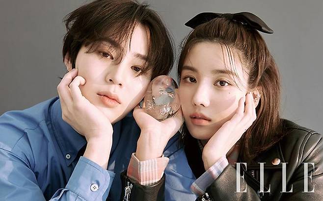 하성운이 입은 포플린 셔츠는 Miu Miu. 권은비가 입은 레더 바이커 재킷은 Acne Studios. 체크 셔츠는 Polo Ralph Lauren. 리본 헤어핀은 Bunny Mon Amour.