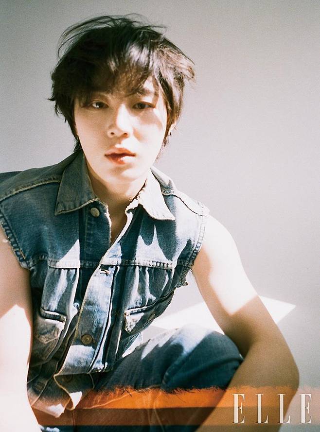 빈티지 슬리브리스 데님 재킷과 팬츠는 모두 스타일리스트 소장품.