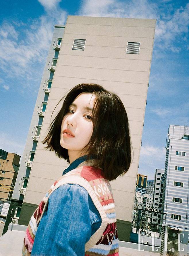 데님 셔츠와 니트 베스트는 모두 Weekend Maxmara.