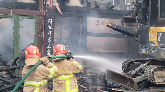 28일 낮 12시쯤 경북 울진군 근남면 행곡리의 한 야산에서 발생한 불이 바람을 타고 울진읍 읍남리 쪽으로 확산되고 있다. 산림당국은 산불전문진화헬기 등 25대와 장비 79대, 공무원 등 200여명을 투입 진화작업을 벌이고 있다, 소방대원들이 울진군청과 약 1km정도 떨어진 곳에 있는 한 사찰에서 진화작업을 하고 있다. /사진=뉴스1