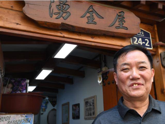 서울식 추탕을 파는 용금옥 사장 신동민씨가 17일 가게 앞에서 포즈를 취하고 있다. 배우한 기자