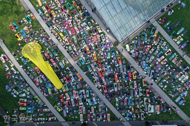 21일 서울 여의도 잔디광장에서 300여명의 요가인들이 '형형색색'의 매트위에서 '108 수리야 나마스카라(시퀀스)'를 하며 우크라이나의 평화와 자유를 기원하고 있다. 서재훈 기자