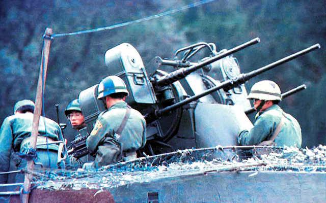 1996년 대만 진먼다오에 주둔한 대만 대공부대가 중국의 공격에 대비해 삼엄한 경계를 펼치고 있다. 한국일보 자료사진