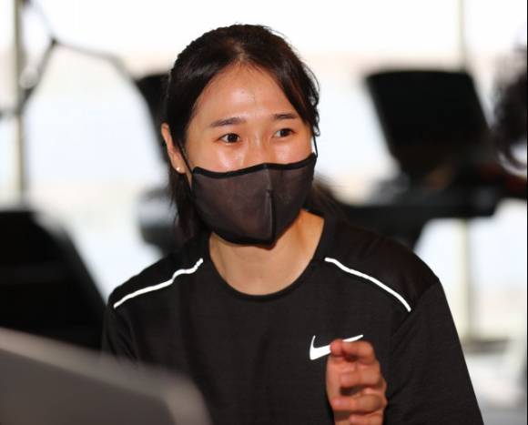 여자프로배구 페퍼저축은행에서 미들 블로커로 뛰고 있는 하혜진이 28일 웨이트 트레이닝 훈련을 마친 뒤 '아이뉴스24'와 인터뷰를 진행하고 있다. [사진=발리볼코리아닷컴]