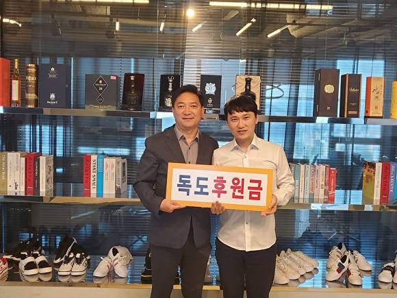 27일 전일재 독도협회 회장(왼쪽)이 신정현 라카이코리아 대표와 함께 독도 후원금 전달 기념사진을 찍고 있다. [사진=라카이코리아]