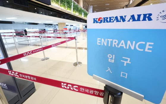 지난 27일 한산한 김포공항 국제선 출국장 모습. 연합뉴스