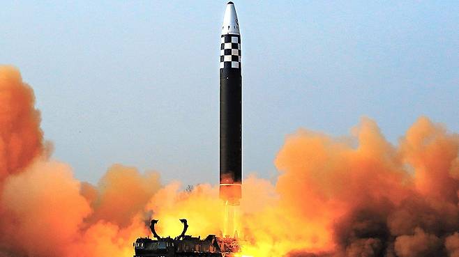 북한 노동당 기관지 노동신문은 24일 발사한 미사일이 신형 대륙간탄도미사일(ICBM)인 '화성-17형'이라고 25일 밝혔다. [노동신문=뉴스1]