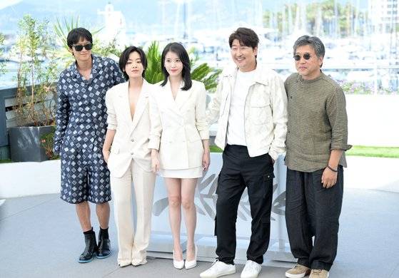 영화 '브로커'로 제75회 칸국제영화제에 초청된 고레에다 히로카즈 감독과 배우 송강호, 강동원, 이지은, 이주영이 27일(현지 시간) 영화제가 열리는 프랑스 칸 '팔레 드 페스티벌' 건물에서 글로벌 취재진 앞에서 포토콜 행사를 가졌다. [사진 CJ ENM]