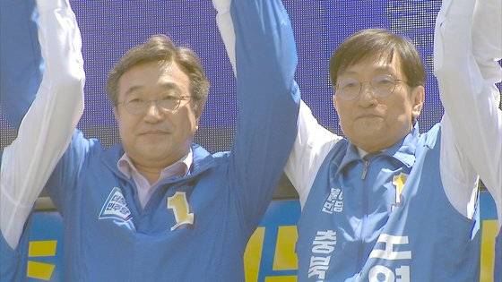 더불어민주당 윤호중 총괄선대위원장(왼쪽)이 27일 오전 청주 육거리시장에서 같은당 노영민 충북도지사 후보와 함께 합동유세를 하고 있다. 연합뉴스